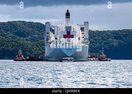 PAZIFISCHER OZEAN (18. Juli 2022) – das Militärschiff USNS Mercy (T-AH 19) sitzt bei seiner Ankunft vor der Küste von Koror, Palau, während der Pacific Partnership 2022 vor Anker. Die Pacific Partnership ist die größte internationale Mission zur humanitären Hilfe und Katastrophenhilfe, die seit 17. Jahren im Indo-Pazifik-Raum durchgeführt wird. (USA Navy Foto von Mass Communication Specialist 2. Class Brandie Nuzzi) Stockfoto