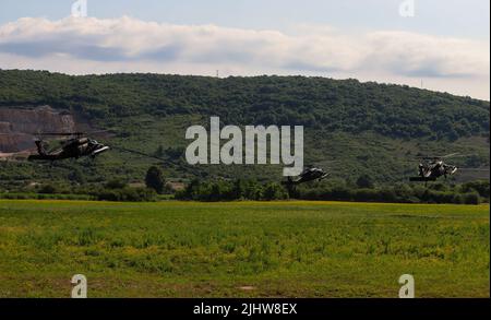 Piloten der US-Armee der 12. Combat Aviation Brigade führen am 17. Juli 2022 taktische Kampfmanöver mit UH-60 Blackhawks in Kasarna Manjaca, Dobrnja, Bosnien und Herzegowina durch. Die Nationalgarde von Maryland feiert 20 Jahre ihres Staatspartnerschaftsprogramms mit den Streitkräften von Bosnien und Herzegowina. Mitglieder der medizinischen Abteilung und des 1. Bataillons 169. Aviation Regiment der Maryland Army National Guard trainierten zusammen mit Soldaten der 1. Squadron, 91. Cavalry Regiment, 173. Airborne Brigade, 12. Combat Aviation Brigade und den Streitkräften von Bosnien und Herzegowina in Stockfoto