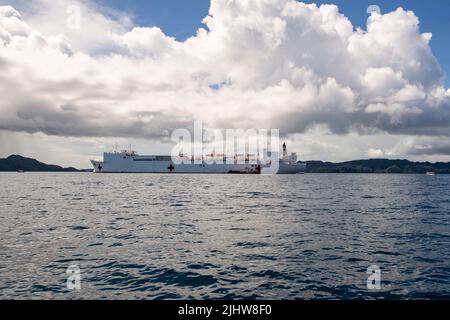 PAZIFISCHER OZEAN (18. Juli 2022) – das Militärschiff USNS Mercy (T-AH 19) sitzt bei seiner Ankunft vor der Küste von Koror, Palau, während der Pacific Partnership 2022 vor Anker. Die Pacific Partnership ist die größte internationale Mission zur humanitären Hilfe und Katastrophenhilfe, die seit 17. Jahren im Indo-Pazifik-Raum durchgeführt wird. (USA Navy Foto von Mass Communication Specialist 2. Class Brandie Nuzzi) Stockfoto