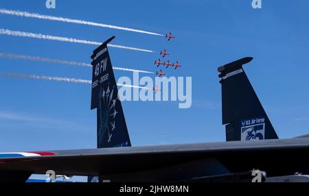 Die Red Arrows, offiziell bekannt als das Royal Air Force Aerobatic Team, zeigen während des Royal International Air Tattoo am 16. Juli 2022 in Fairford, England, die Fähigkeiten der BAE Systems Hawk T1 Flugzeuge. RIAT bietet der US-Luftwaffe und den US-Luftstreitkräften in Europa die Möglichkeit, Beziehungen zu stärken und Interoperabilität mit Partnerländern aus der ganzen Welt zu zeigen. (USA Foto der Luftwaffe von Staff Sgt. Gaspar Cortez) Stockfoto
