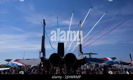 Die Red Arrows, offiziell bekannt als das Royal Air Force Aerobatic Team, führen am 16. Juli 2022 während des Royal International Air Tattoo in Fairford, England, Formationsmanöver durch. RIAT bietet der US-Luftwaffe und den US-Luftstreitkräften in Europa die Möglichkeit, Beziehungen zu stärken und Interoperabilität mit Partnerländern aus der ganzen Welt zu zeigen. (USA Foto der Luftwaffe von Staff Sgt. Gaspar Cortez) Stockfoto