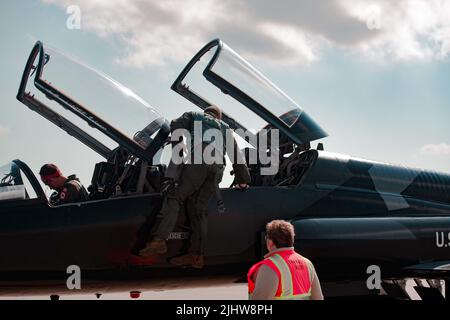 90. Flugtrainingsgeschwader Instruktor Piloten der Royal Canadian Air Force Capt. William 'Handi' Hamilton und der US Air Force Capt. Jake 'Trap' Werner bereiten sich auf den Start in einem T-38 Talon am 14. Juli 2022 auf der Minot Air Force Base, North Dakota, vor. Der 90 FTS ist Teil des 80. Flying Training Wing, der das weltweit einzige international besetzte und verwaltete Pilottrainingsprogramm beherbergt, bei dem das Euro-NATO Joint Jet Pilot Training Program in seinen 37 Jahren mehr als 7.500 ausgebildete Kampfpiloten an NATO-Verbündete liefert. (USA Luftwaffe Foto von Senior Airman Michael A. Richmond) Stockfoto