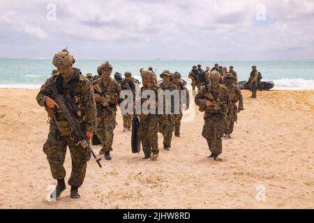 MARINE CORPS TRAINING AREA BELLOWS, Hawaii (18. Juli 2022) US-Marines mit 3. Aufklärungsbataillons, 3. Marine Division und Soldaten der australischen Armee bereiten sich auf die Durchführung von helo-Cast-Trainings während des Rim of the Pacific (RIMPAC) 2022 im Marine Corps Training Area Bellows, Hawaii, 18. Juli vor. 26 Nationen, 38 Schiffe, vier U-Boote, mehr als 170 Flugzeuge und 25.000 Mitarbeiter nehmen vom 29. Juni bis zum 4. August an RIMPAC in und um die Hawaii-Inseln und Südkalifornien Teil. RIMPAC, die weltweit größte internationale maritime Übung, bietet eine einzigartige Trainingsmöglichkeit während der gesamten Zeit Stockfoto