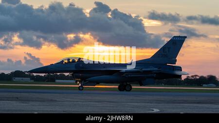 Maj. Ryan Forystek, ein F-16 Kampfpilot für Falcon Test Pilot mit dem 40 Flight Test Squadron, taxiert auf der Rampe auf der Eglin Air Force Base, Florida, 19. Juli 2020. Testpiloten auf der Eglin AFB führen routinemäßig Nachtflüge vor, um ihre Fähigkeiten zu wahren. (USA Luftwaffe Foto von Master Sgt. John Raven) Stockfoto