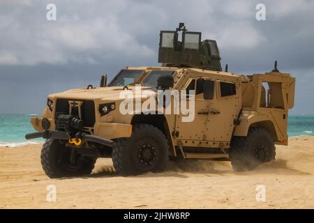 MARINE CORPS TRAINING AREA BELLOWS, Hawaii (18. Juli 2022) Ein Joint Light Tactical Vehicle fährt am Strand entlang während des Rim of the Pacific (RIMPAC) 2022, im Marine Corps Training Area Bellows, Hawaii, 18. Juli. 26 Nationen, 38 Schiffe, vier U-Boote, mehr als 170 Flugzeuge und 25.000 Mitarbeiter nehmen vom 29. Juni bis zum 4. August an RIMPAC in und um die Hawaii-Inseln und Südkalifornien Teil. RIMPAC, die weltweit größte internationale maritime Übung, bietet eine einzigartige Ausbildungsmöglichkeit und fördert und pflegt kooperative Beziehungen zwischen den Teilnehmern, die für e wichtig sind Stockfoto
