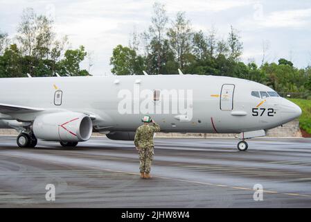 220709-N-CR843-0464 KOROR, PALAU (9. Juli 2022) Aviation Structural Mechanic (Safety Equipment) 2. Class Damon McPhee, zugewiesen an „The Fighting Tigers“ of Patrol Squadron (VP) 8, grüßt die Piloten eines P-8A Poseidon-Flugzeugs, während es auf die Start- und Landebahn des Internationalen Flughafens von Roman Tmetuchl taxi, Palau auf einem Missionsflug über internationale Gewässer um Mikronesien, Jul. 09. VP-8 wird derzeit in NAF Misawa, Japan, eingesetzt, um maritime Patrouillen, Aufklärungs- und Theateraufklärungseinsätze innerhalb des Einsatzgebiets der US-Flotte 7. (C7F) zur Unterstützung des Kommandanten, Stockfoto