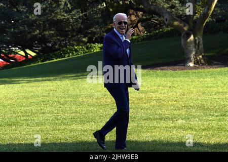 Washington, Usa. 20.. Juli 2022. US-Präsident Joe Biden geht auf dem South Lawn des Weißen Hauses nach seiner Rückkehr von Somerset, Massachusetts, nach Washington am 20. Juli 2022. Foto von Yuri Gripas/UPI Credit: UPI/Alamy Live News Stockfoto