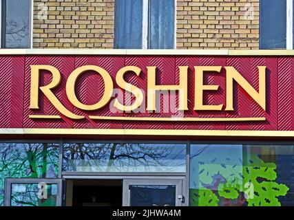 Logo der Roshen Confectionery Corporation an der Fassade des Einkaufszentrums in Kiew, Ukraine. Stockfoto