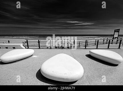 Whitley Bay Promenade an einem sonnigen Tag am Strand mit drei großen steinernen Sitze der Nordsee und einem tiefblauen Himmel mit Zirruswolke Stockfoto