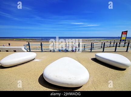 Whitley Bay Promenade an einem sonnigen Tag am Strand mit drei großen steinernen Sitze der Nordsee und einem tiefblauen Himmel mit Zirruswolke Stockfoto