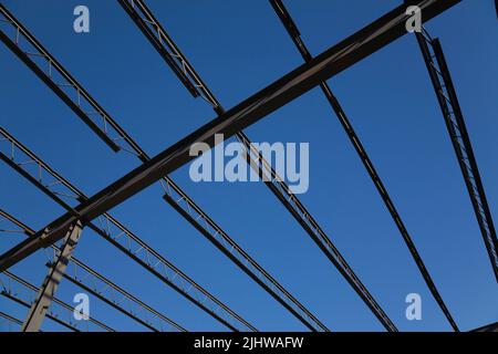 Stahlträger und Träger, die für die Einrahmung eines Industriegebäudes verwendet werden. Stockfoto