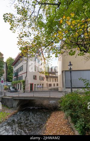 Alte Häuser und Nachbarschaft von St. Albans in Basel, Schweiz. Stockfoto