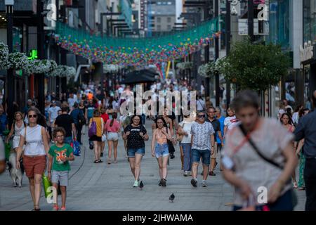 Andorra La Vella, Andorra : 2022. Juli 20 : die Menschen gehen in der Comercial Street namens Meritxell. Andorra la Vella, Andorra Stockfoto