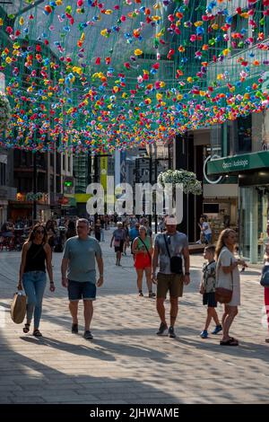 Andorra La Vella, Andorra : 2022. Juli 20 : die Menschen gehen in der Comercial Street namens Meritxell. Andorra la Vella, Andorra Stockfoto