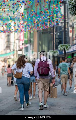 Andorra La Vella, Andorra : 2022. Juli 20 : die Menschen gehen in der Comercial Street namens Meritxell. Andorra la Vella, Andorra Stockfoto