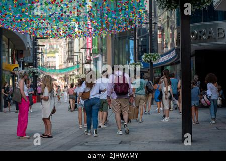 Andorra La Vella, Andorra : 2022. Juli 20 : die Menschen gehen in der Comercial Street namens Meritxell. Andorra la Vella, Andorra Stockfoto