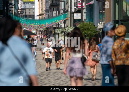 Andorra La Vella, Andorra : 2022. Juli 20 : die Menschen gehen in der Comercial Street namens Meritxell. Andorra la Vella, Andorra Stockfoto