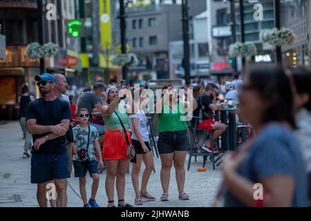 Andorra La Vella, Andorra : 2022. Juli 20 : die Menschen gehen in der Comercial Street namens Meritxell. Andorra la Vella, Andorra Stockfoto