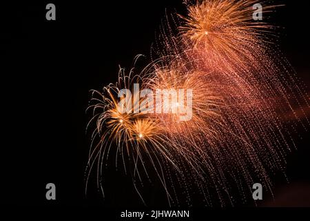 Feuerwerk in Gold, Weiß und Rot am Nachthimmel, Quebec, Kanada Stockfoto