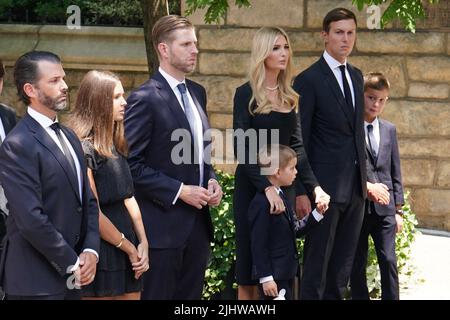 New York, NY, USA. 20.. Juli 2022. Donald Trump Jr, Eric Trump, Ivanka Trump, Jared Kushner in Anwesenheit von Ivana Trump Funeral, St. Vincent Ferrer Roman Catholic Church, New York, NY, 20. Juli 2022. Kredit: Kristin Callahan/Everett Collection/Alamy Live Nachrichten Stockfoto