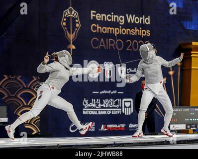 Kairo, Ägypten. 20.. Juli 2022. Emura Misaki (R) aus Japan tritt beim Einzelfinale der Frauen im Säbel bei den Fechtweltmeisterschaften 2022 in Kairo, Ägypten, am 20. Juli 2022 gegen Anna Bashta aus Aserbaidschan an. Quelle: Ahmed Gomaa/Xinhua/Alamy Live News Stockfoto