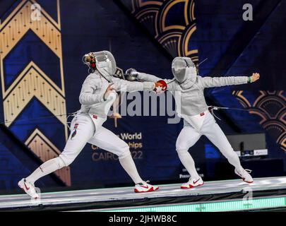 Kairo, Ägypten. 20.. Juli 2022. Emura Misaki (R) aus Japan tritt beim Einzelfinale der Frauen im Säbel bei den Fechtweltmeisterschaften 2022 in Kairo, Ägypten, am 20. Juli 2022 gegen Anna Bashta aus Aserbaidschan an. Quelle: Ahmed Gomaa/Xinhua/Alamy Live News Stockfoto