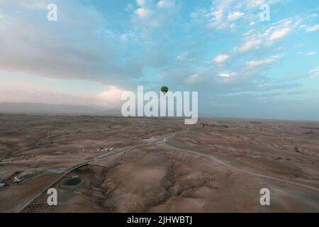 Hot Air Balloon gegen Sky bei Sonnenaufgang Stockfoto