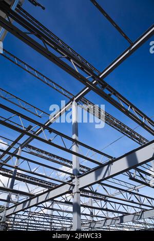 Stahlträger und Träger, die für die Einrahmung eines Industriegebäudes verwendet werden. Stockfoto