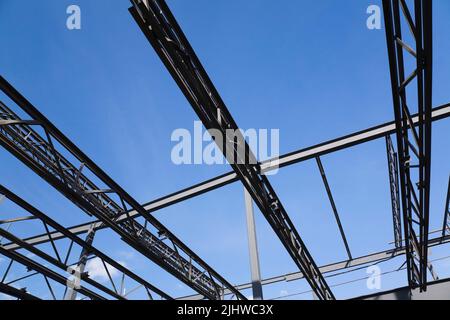 Stahlträger und Träger, die für die Einrahmung eines Industriegebäudes verwendet werden. Stockfoto