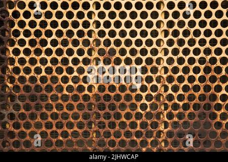 Nahaufnahme des Kühlergrills an der Traktorvorderseite. Stockfoto