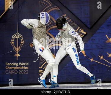 Kairo, Ägypten. 20.. Juli 2022. Enzo Lefort (L) aus Frankreich tritt beim Einzelfinale der Männer bei den Fechtweltmeisterschaften 2022 in Kairo, Ägypten, am 20. Juli 2022 gegen den Italiener Tommaso Marini an. Quelle: Ahmed Gomaa/Xinhua/Alamy Live News Stockfoto