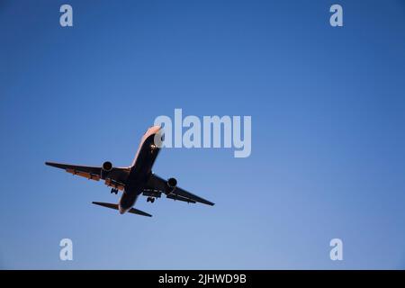 Landung eines kommerziellen Düsenflugzeugs. Stockfoto