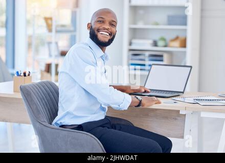 Arbeiten, um den Erfolg zu bekommen, den ich will. Ein junger Geschäftsmann, der in einem Büro arbeitet. Stockfoto