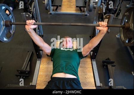 Galt, CA, USA. 20.. Juli 2022. Liberty Ranch Hawk Tight End Cody Smith Workouts im Trainingsraum in galt, Mittwoch, 20. Juli 2022. Mit 6 Fuß 7 will Cody Smith, der einige Saisons durch Verletzungen abgeschnitten hat, vor dem College einen großen Einfluss auf die lokale Sportszene haben. (Bild: © Paul Kitagaki Jr./ZUMA Press Wire) Stockfoto