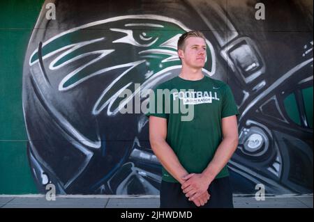 Galt, CA, USA. 20.. Juli 2022. Liberty Ranch Hawk Tight End Cody Smith steht vor dem Hawks-Logo in galt, Mittwoch, 20. Juli 2022. Mit 6 Fuß 7 will Cody Smith, der einige Saisons durch Verletzungen abgeschnitten hat, vor dem College einen großen Einfluss auf die lokale Sportszene haben. (Bild: © Paul Kitagaki Jr./ZUMA Press Wire) Stockfoto