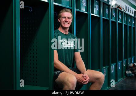 Galt, CA, USA. 20.. Juli 2022. Liberty Ranch Hawk Tight End Cody Smith sitzt in seinem Schließfach in galt, Mittwoch, 20. Juli 2022. Mit 6 Fuß 7 will Cody Smith, der einige Saisons durch Verletzungen abgeschnitten hat, vor dem College einen großen Einfluss auf die lokale Sportszene haben. (Bild: © Paul Kitagaki Jr./ZUMA Press Wire) Stockfoto
