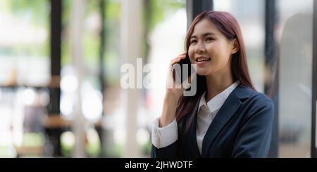 Business Woman schließt KYC mit einem Online-Banking-Programm ab, um ein digitales Sparkonto zu eröffnen. Die Definition von Cyber-Sicherheit. Stockfoto