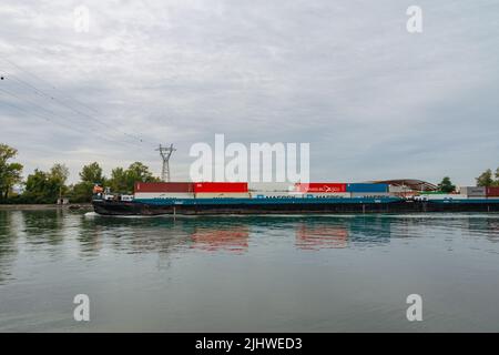 Frachtschiff auf dem deutschen Rhein. Stockfoto