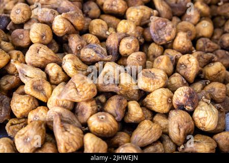 Getrocknete Feigen auf dem Markt. Unzählige Feigen. Pflanzliche Lebensmittel für Veganer. Stockfoto