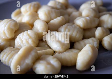 Frisch gekochte Kartoffelgnocchi. Kartoffel-basierte Lebensmittel, die reich an Kalorien. Italienisches Essen. Stockfoto