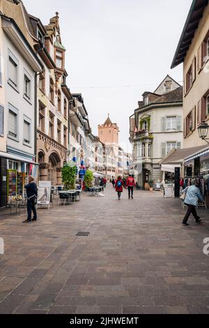 Menschen und Touristen wandern durch die alten engen Gassen und Gassen in Rheinfelden. Stockfoto