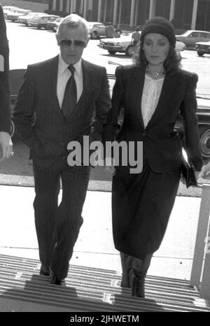 Johnny Carson und Joanna Carson beim Beerdigung für David Janssen am 17. Februar 1980 im Hillside Memorial Park in Los Angeles, Kalifornien Quelle: Ralph Dominguez/MediaPunch Stockfoto