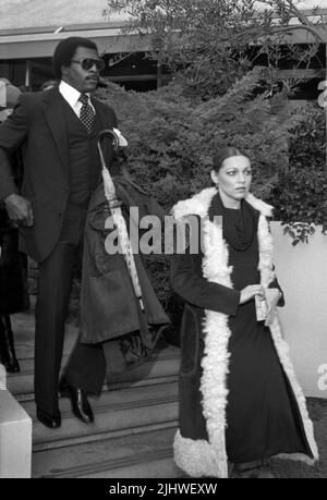 Carl Weathers am 17. Februar 1980 im Hillside Memorial Park in Los Angeles, Kalifornien, auf der Beerdigung für David Janssen Quelle: Ralph Dominguez/MediaPunch Stockfoto