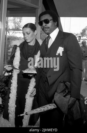 Carl Weathers am 17. Februar 1980 im Hillside Memorial Park in Los Angeles, Kalifornien, auf der Beerdigung für David Janssen Quelle: Ralph Dominguez/MediaPunch Stockfoto