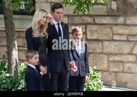 Harrison, USA. 20.. Juli 2022. Ivanka Trump und Jared Kushner und ihre Söhne nehmen am 20. Juli 2022 an der Beerdigung von Ivana Trump in der St. Vincent Ferrer Church in New York Teil. Ivana Trump, ehemalige Ehefrau des ehemaligen Präsidenten Donald Trump, starb am 14. Juli 2022 in ihrem 73-jährigen Haus. An der Beerdigung nahmen der ehemalige Präsident Donald Trump und seine Frau Melania Trump und ihr Sohn Barron sowie Kinder von Donald Trump und Ivana Trump Ivankam Eric und Donald Jr und ihre Familien einschließlich Kinder Teil. (Foto von Lev Radin/Sipa USA) Quelle: SIPA USA/Alamy Live News Stockfoto