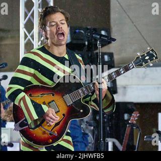 NEW YORK, NY, USA - 19. MAI 2022: Harry Styles tritt auf der "Today" Show Concert Series von NBC auf der Rockefeller Plaza auf. Stockfoto