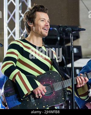 NEW YORK, NY, USA - 19. MAI 2022: Harry Styles tritt auf der "Today" Show Concert Series von NBC auf der Rockefeller Plaza auf. Stockfoto