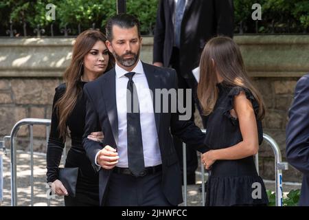 Harrison, USA. 20.. Juli 2022. Kimberly Guifoyle und Donald Trump Jr. nehmen am 20. Juli 2022 an der Beerdigung von Ivana Trump in der St. Vincent Ferrer Church in New York Teil. Ivana Trump, ehemalige Ehefrau des ehemaligen Präsidenten Donald Trump, starb am 14. Juli 2022 in ihrem 73-jährigen Haus. An der Beerdigung nahmen der ehemalige Präsident Donald Trump und seine Frau Melania Trump und ihr Sohn Barron sowie Kinder von Donald Trump und Ivana Trump Ivankam Eric und Donald Jr und ihre Familien einschließlich Kinder Teil. (Foto von Lev Radin/Sipa USA) Quelle: SIPA USA/Alamy Live News Stockfoto