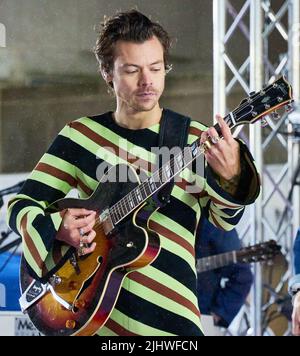 NEW YORK, NY, USA - 19. MAI 2022: Harry Styles tritt auf der "Today" Show Concert Series von NBC auf der Rockefeller Plaza auf. Stockfoto