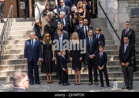 Der ehemalige Präsident Donald Trump, Melania Trump, Kinder und Enkelkinder sehen am 20. Juli 2022 in der St. Vincent Ferrer Church in New York als Sarg mit Ivana Trumps Körper zu. Ivana Trump, ehemalige Ehefrau des ehemaligen Präsidenten Donald Trump, starb am 14. Juli 2022 in ihrem 73-jährigen Haus. An der Beerdigung nahmen der ehemalige Präsident Donald Trump und seine Frau Melania Trump und ihr Sohn Barron sowie Kinder von Donald Trump und Ivana Trump Ivankam Eric und Donald Jr und ihre Familien einschließlich Kinder Teil. (Foto von Lev Radin/Sipa USA) Stockfoto